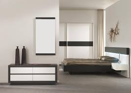 La chambre à coucher est un cocon personnel et caché, qui plus que toutes les autres pièces de la maison, laisse libre cours à toutes les idées de déco. Chambre A Coucher De Chez Univers Du Meuble Photo 7 10 Joli Duo De Couleurs Blanc Brillant Et Marron