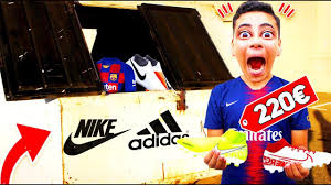 Direction les poubelles, alignées en rang d'oignons dans la cour commune de la copropriété, qui abrite plusieurs bâtiments. Fouiller Les Poubelles D Un Magasin De Foot Mercurial Maillot Ballons Youtube