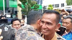 Sambil Peluk Ayah Brigadir J, Kuasa Hukum Eliezer: Terima Kasih buat  Keluarga