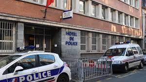 Un ou une commissaire de police dirige et coordonne l'action des enquêteurs sur le terrain. Il Veut Echapper A La Police Et Il Termine Dans Des Voitures En Stationnement