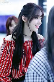 Chai xịt dưỡng tóc giả + lược chải chống rối. Roa Khiáº¿n Cac Fan Ngáº©n NgÆ¡ Vá»›i Kiá»ƒu Toc Mai ThÆ°a Buá»™c Ná»­a Uá»'n XoÄƒn Nháº¹ Nhang Ra Dang Tiá»ƒu ThÆ° Khi Xuáº¥t Hiá»‡n á»Ÿ San Kiá»ƒu Toc Toc Ä'áº¹p