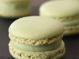 Recette De Macarons A La Pistache Maison La Recette Facile Recette Recette Macaron Macaron Pistache Macaron Facile