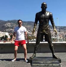 Cristiano ronaldo unveiling his bust at madeira airport last year. Serie A Juventus Tourists Rub And Touch The Genitals Of Cristiano Marca English