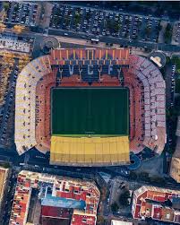 Sabes Por Que El Es El Emblema De Valencia Aqui El Estadio Mestalla Del Valenciacf Vaya Fotones Estadio De Futbol Fotos De Futbol Estadios Del Mundo