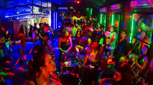 Circus bar es un lugar en donde las tradiciones se mantienen más vivas que nunca, con más de 25 años de experiencia y en el que cada día ofrece a sus clientes una fiesta de sabor, alegría y colorido. Circus Music Bar Bar Phaya Thai Bangkok Siam2nite