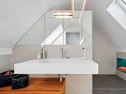 Wie sie optisch ein kleines schmales bad unter der dachschräge vergrößern. Badezimmer Mit Dachschragen Komfortabel Und Schick Zuhause3 De