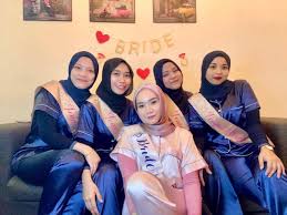 Jarang sekali kita dengar mengenai adat ini bukan? Attn Bride To Be Baju Malam Berinai Pyjamas Malaysia Facebook
