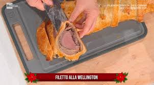 Se usate un termometro, la temperatura interna deve essere di. E Sempre Mezzogiorno Ricetta Filetto Alla Wellington Con Patate Souffle Di Zia Cri