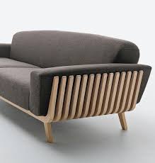 O minimalismo fez toda diferença na composição da foto acima, principalmente com a mesa de centro de vidro. 50 Modelos De Sofas De Madeira Lindos E Inspiradores