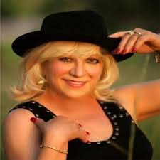 Dee Salas's Instagram, Twitter & Facebook