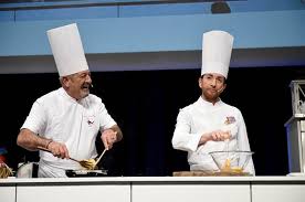 Karlos arguiñano vuelve este lunes a antena 3 con la cuarta temporada de 'karlos arguiñano en tu cocina'. Karlos Arguinano En Tu Cocina Estrena Temporada Con La Colaboracion De Pablo Motos En Antena 3 Mundoplus Tv