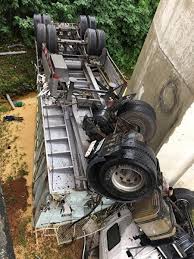 联结车坠摔落6层楼高桥下司机轻伤 monster trucks sci sci fi spaceship