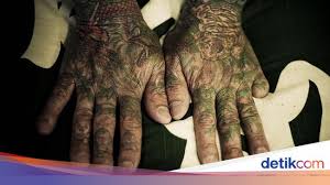 Arti tato dua lingkaran lengan kiri : Nggak Bercanda Nih Lihat Tato Doraemon Di Tangan Yakuza