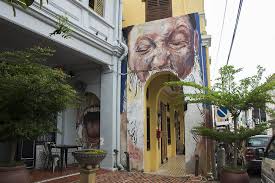 Restored buildings, construction sites, tourists wondering the streets, live music, streets crowded with people! Street Art In Penang Ein Rundgang Zu Den Schonsten Motiven Georgetowns Mit Karte