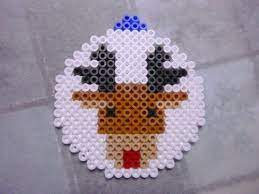 Choisir une plaque de base qui permettra de réaliser une composition libre ou une composition reproduisant un modèle. Boule De Noel Cerf En Perle Hama Perles Hama Perles A Tisser Perles Hama Noel