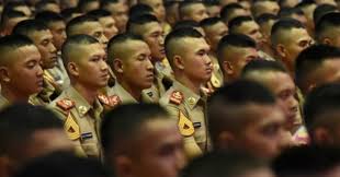 Selanjutnya, untuk model ini, juga termasuk potongan rambut undercut lho, dengan menyisakan rambut tengah yang panjang. Dipecat Karena Penganiayaan Taruna Gugat Gubernur Akpol