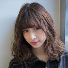 セミロング編 コテ ストレートアイロンを使った簡単巻き髪レッスン ヘア アイディア 巻き髪 ヘアスタイリング