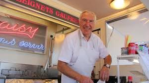 A La Foire De Saint Lo Jules Benoit Vend Des Chichis Et Du Bonheur Saint Lo Maville Com