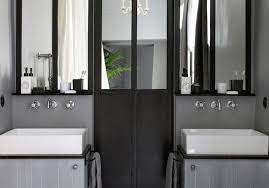 Deco de salle de bains en noir et blanc cote maison. 15 Salles De Bains Grises Elle Decoration
