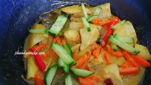 Pertama, siapkan wajan diatas kompor yang menyala dan masukkan minyak goreng sedikit saja, tunggu hingga minyak panas. Cara Membuat Ikan Pesmol Bumbu Kuning Jihan Davincka