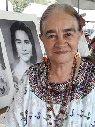 HISTORIA DE LA NANA WINTER La Nana Winter es una mujer serena, cuyo amor  por su tierra y entrega a sus costumbres y tradiciones la convierten en “La  anfitriona de Cobán”. Como