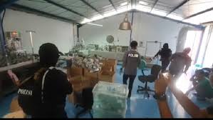 Maybe you would like to learn more about one of these? Polisi Gerebek Pabrik Masker Ilegal Di Cilincing Radarcirebon Com