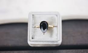 Verlobungsringe von Unternehmen in Schwarzbesitz