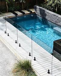 Right Here We Take A Look At 27 Innovative Pool Fence Concepts For Household Houses Sharing Some Swimming Pool Designs Backyard Pool Luxury Swimming Pools