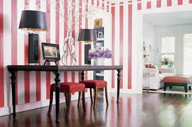 Jika kamar penuh dengan barang, tentu kita sulit bergerak karena perlu ruang sirkulasi. Cat Dinding Motif Garis Model Rumah Minimalis 2020