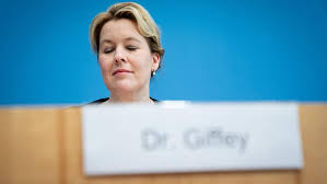Franziska giffey (née süllke, born 3 may 1978) is a german politician of the social democratic party (spd) who has been serving as minister for family affairs, senior citizens, women and youth in the government of chancellor angela merkel since 2018. Familienministerin Giffey Verzichtet Auf Doktortitel Politik Nordbayern De