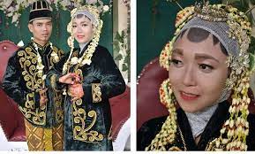 3 arti mimpi jadi pengantin lagi dengan suami, dirias tapi jelek siapa yang tidak penasaran dengan hal satu ini, arti mimpi jadi pengantin lagi mungkin adalah sesuatu aneh yang jarang dialami seseorang, apalagi kalau mimpi dirias jadi pengantin tapi jelek dan pakaian yang kita kenakan sangat tidak layak. Viral Dandanan Pengantin Wanita Terlihat Aneh Ternyata Sang Perias Kebanjiran Orderan Semua Halaman Pop Grid Id