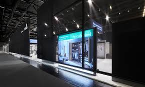The design portal offers numerous variations of furniture for kitchens, bathrooms, living rooms and bedrooms. Hettich