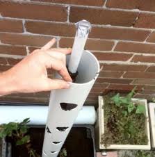 Il Perce Des Trous Dans Un Tuyau De Pvc Et L Installe A Cote De L Escalier 1 Mois Plus Tard Les Resultats Sont Fabuleux Jardin En Hauteur Jardins Suspendus Systeme Tower Garden