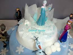 Ajouter petit à petit le sucre glace en mélangeant avec une spatule ou une cuillère en bois. Gateau 3d La Reine Des Neiges Evasion Sucree