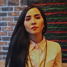 Colleen Cummins's Instagram, Twitter & Facebook