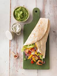 Chicken Wrap Mit Gemuse Guacamole Und Creme Fraiche Rezept Chicken Wraps Rezepte Und Guacamole
