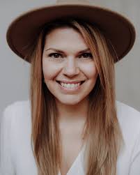 Sandy Urban's Instagram, Twitter & Facebook