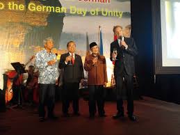 Mimpi ngeri sebuah jerman bersatu kembali menghantui mereka. Habibie Jadi Tamu Kehormatan Hari Penyatuan Jerman Ke 26 Ikatan Cendikiawan Muslim Se Indonesia