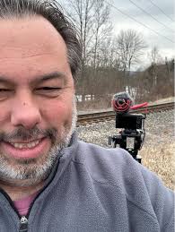 Does this smoke unit use pellets or liquid smoke?