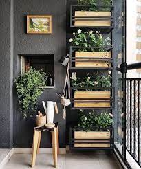 Sisihkan sedikit saja lahan untuk membuat balkon dengan ukuran yang sangat mini. Desain Balkon Rumah Radea