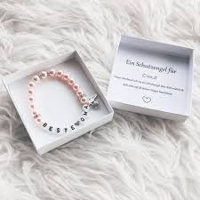 Ein Schutzengel Fur Oma Beste Oma Armband Mit Personalisierter Geschenkbox Du Kannst Das Paket Auch Direkt Zu Deiner In 2020 Place Card Holders Place Cards Cards