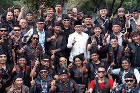 Tidak itu saja, kegiatan sosial berbasis kemasyarakatan juga tidak terlepas dari aktivitasnya khususnya. Ridwan Kamil Jadi Anggota Kehormatan Bikers Brotherhood 1 Mc Indonesia Halaman All Kompas Com