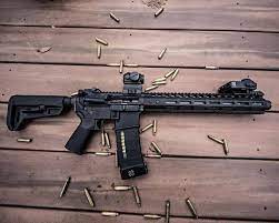 قيم صورة السلاح في الكامينت رشاش سلاح سلاحي كلاشنكوف مسدس قناص طلق رصاص رصاصة