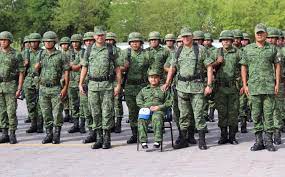 Becarios confeccionan uniformes de sedena. Nina Cumple Su Sueno De Portar Uniforme De La Sedena