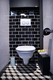 wc style industriel avec le carrelage metro noir les careaux de ciment au sol et le papier peint effet carrelage metro noir deco toilettes relooking toilettes