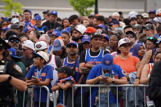 New York Knicks parade brings generations of fans into the streets – WWLP
