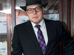 Gra na instrumentach klawiszowych, jest również autorem tekstów. Marek Krajewski Patrzylem Na Lezace Cialo Beznamietnym Okiem Fachowca