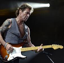 Listen to peter maffay on spotify. Zuruck Zu Den Wurzeln Peter Maffay Rockt Ein Rumanisches Roma Dorf Welt