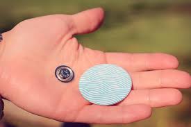 Badges ronds vierges dos plat pour scrapbook vous trouverez parmi notre gamme en 45mm, les badges ronds vierges dos plat que vous pouvez utiliser pour faire du scrapbook. Badges Ronds Personnalises Avec Magnet Qustommize
