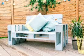 Auf einer gartenbank lassen sich schon die ersten sonnenstrahlen im frühling einfangen und genießen und man hat sogar bis zu den. Gartenbank Selber Bauen Ideen Und Tipps Obi